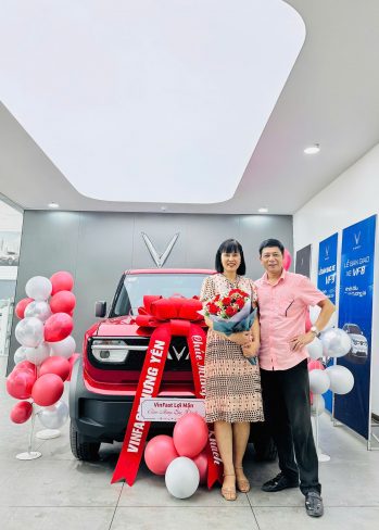 Giao Xe Cho Khách Hàng Tại Vinfast Lợi Mận